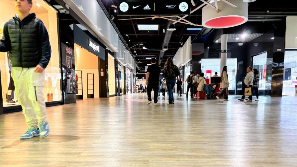 El interior de un centro comercial, en una imagen de Shutterstock.
