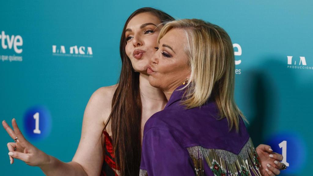 Belén Esteban e Inés Hernand posan en la presentación de 'La familia de la tele'.