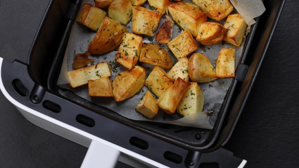 Unas patatas en la freidora de aire.