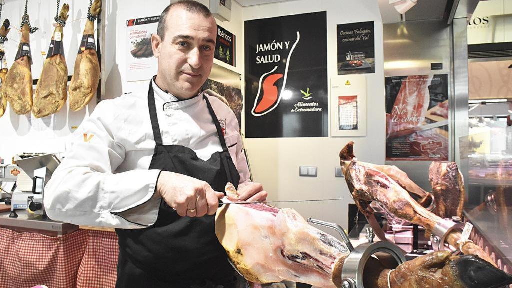 Roberto García en su puesto del Mercado del Val atiende a EL ESPAÑOL de Castilla y León