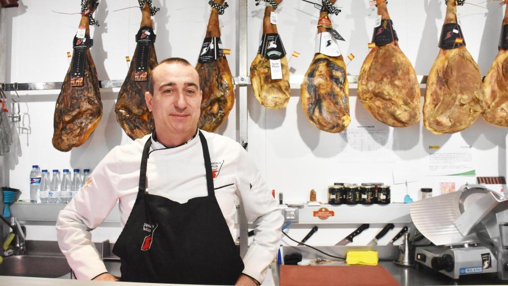 Roberto en su puesto de 'Jamón y Salud' del Mercado del Val atiende a EL ESPAÑOL de Castilla y León