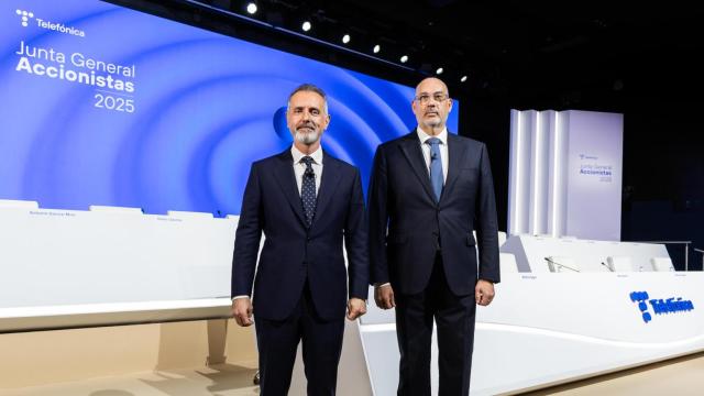 Marc Murtra y Emilio Gayo, presidente y consejero delegado de Telefónica, en la junta general de accionistas de 2025.