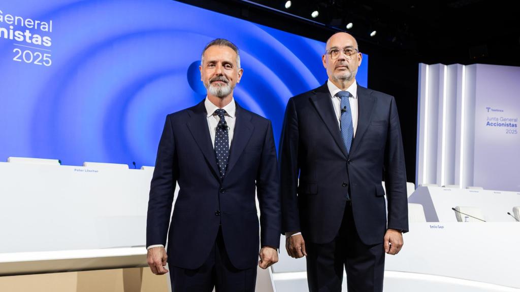 Marc Murtra y Emilio Gayo, presidente y consejero delegado de Telefónica, en la junta general de accionistas de 2025.