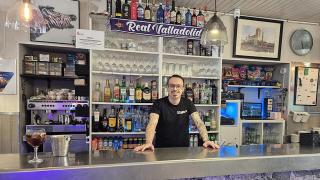 Álvaro en su Bar El Cafetín de Villalón