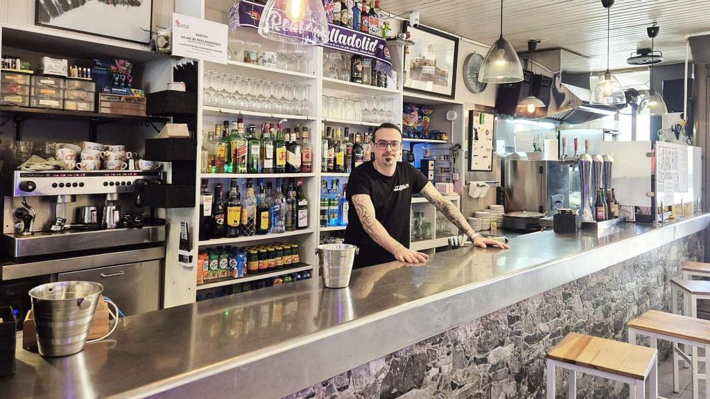 Álvaro en su bar de Villalón dando el mejor trato a sus clientes