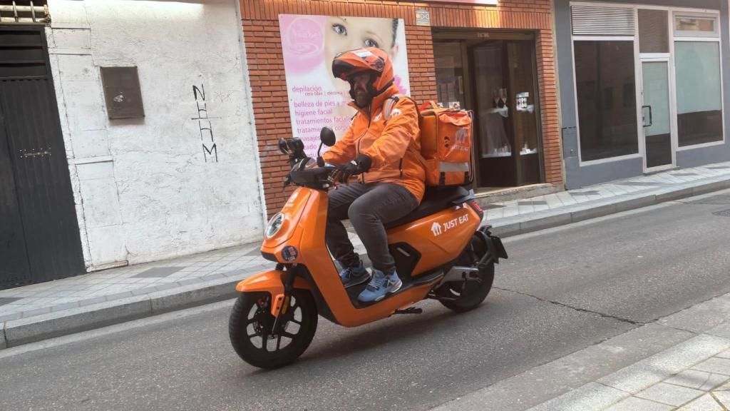 Unai Bratos circula con su motocicleta en una de las calles de Valladolid