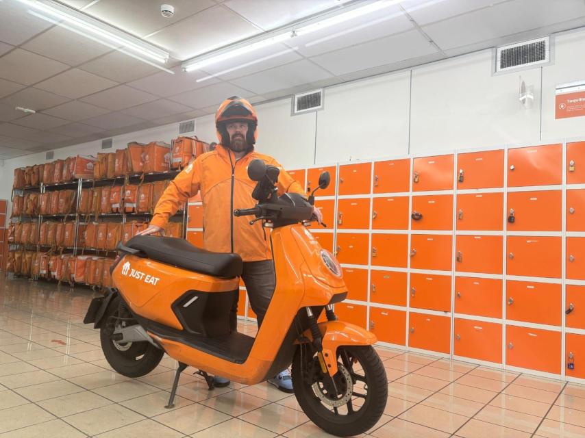 El rider vallisoletano Unai Bratos se prepara en las oficinas de Just Eat antes de comenzar el reparto