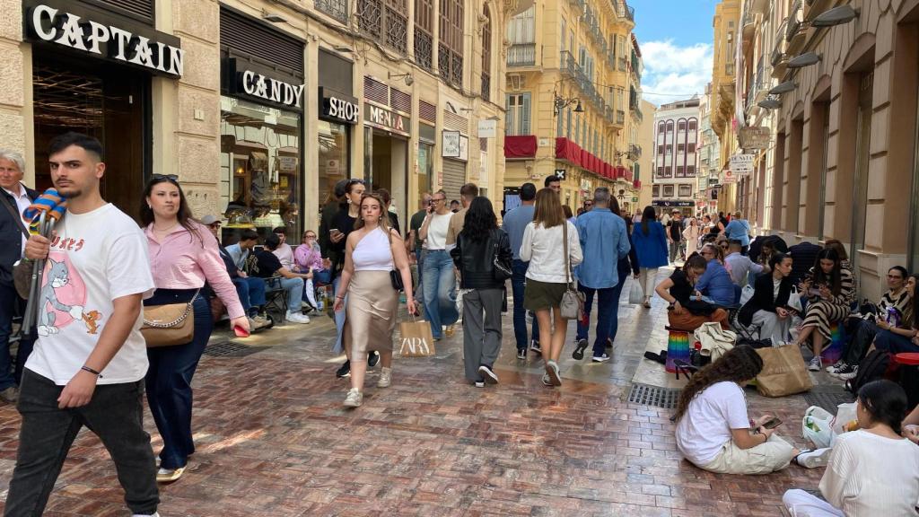 La calle Especerías de Málaga, repleta a horas de que pase el Cautivo.