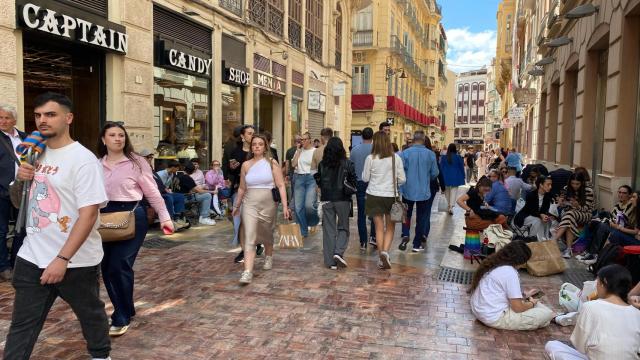 La calle Especerías de Málaga, repleta a horas de que pase el Cautivo.