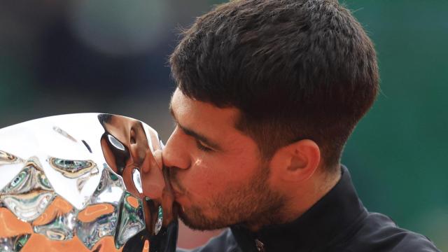 Carlos Alcaraz besa el trofeo que le acredita como campeón del Masters 1.000 de Mónaco.