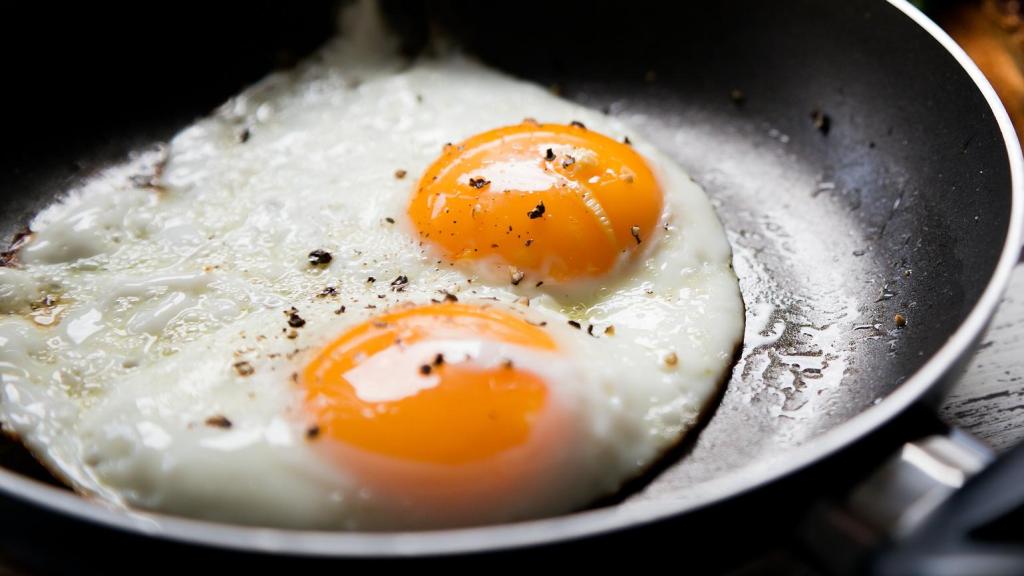 Unos huevos fritos en una sartén.