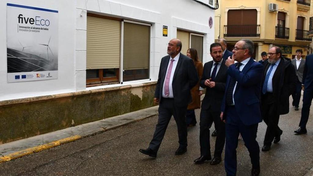 El vicepresidente de Castilla-La Mancha, José Luis Martínez Guijarro y el consejero de Hacienda, Administraciones Públicas y Transformación Digital, Juan Alfonso Ruiz Molina,  han participado en la inauguración del hub de Iniesta.