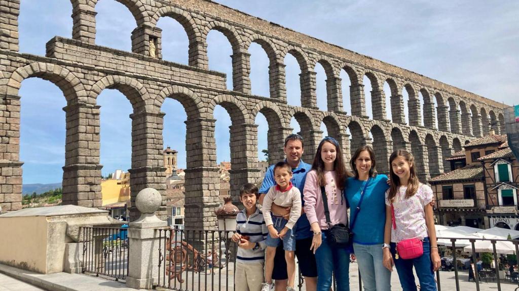 Tasio Suárez junto a su familia en el Acueducto de Segovia