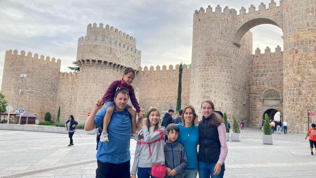 El economista catalanoleonés con su mujer y sus hijos en la ciudad de Ávila