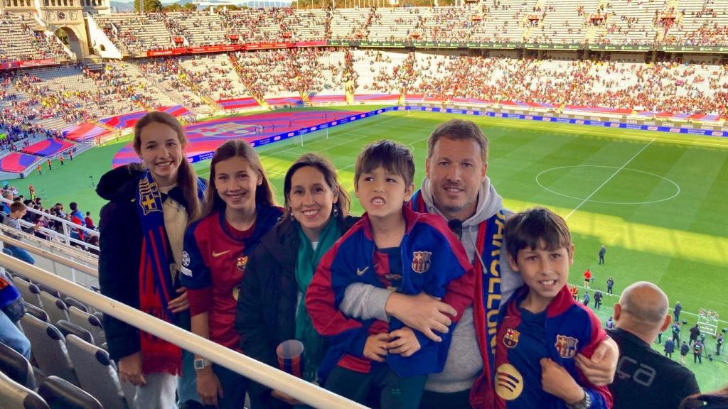 Tasio Suárez disfruta de un partido del Fútbol Club Barcelona en el Estadio Olímpico de Montjuic junto a su familia