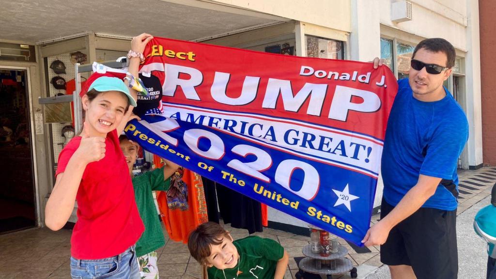 Tasio Suárez enarbola una bandera de Donald Trump junto a sus hijos
