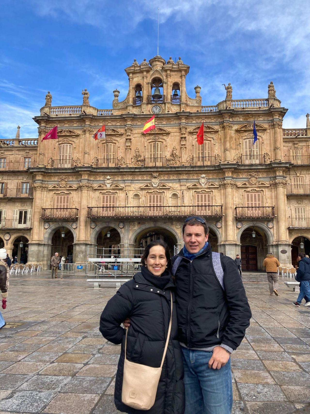 El economista catalanoleonés y su mujer en la Plaza Mayor de Salamanca