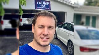 El economista catalanoleonés Tasio Suárez delante de su vivienda con una bandera de Donald Trump en la ciudad estadounidense de Miami (Florida)