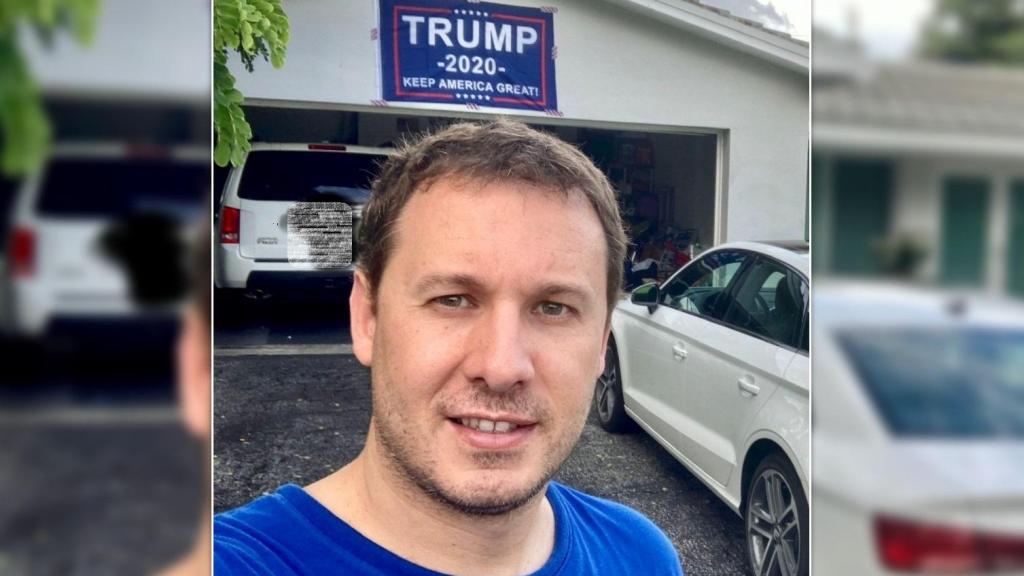 El economista catalanoleonés Tasio Suárez delante de su vivienda con una bandera de Donald Trump en la ciudad estadounidense de Miami (Florida)