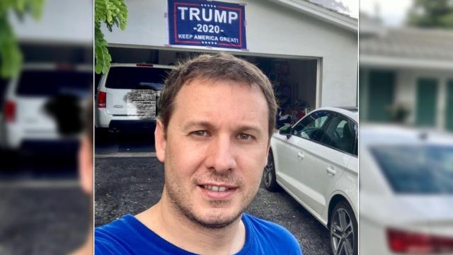 El economista catalanoleonés Tasio Suárez delante de su vivienda con una bandera de Donald Trump en la ciudad estadounidense de Miami (Florida)
