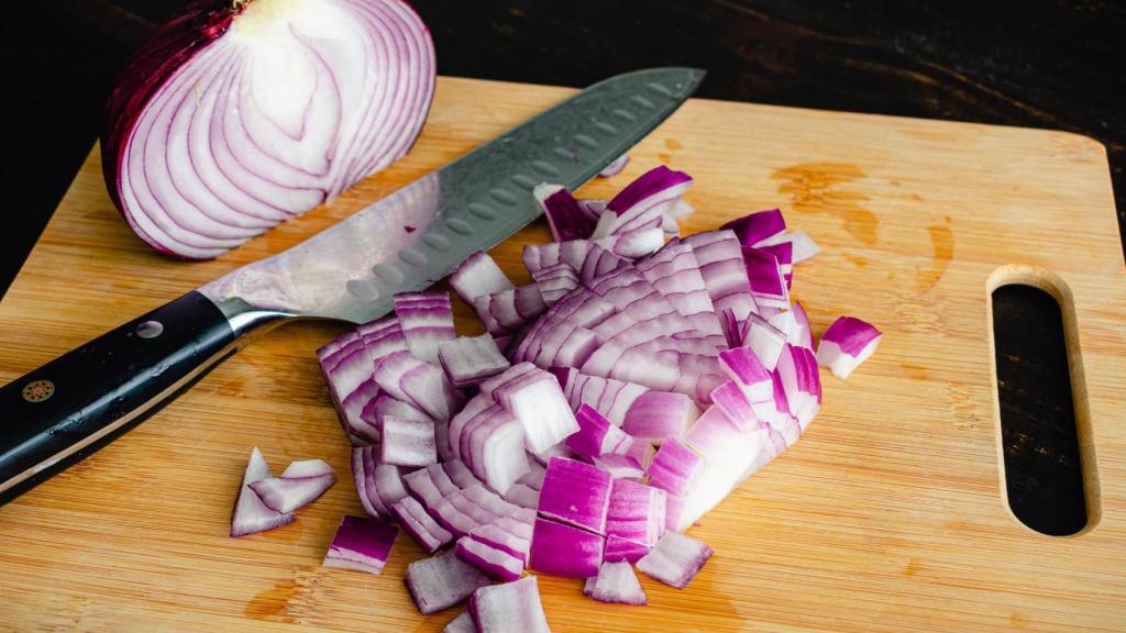 Una cebolla picada (Imagen de archivo)