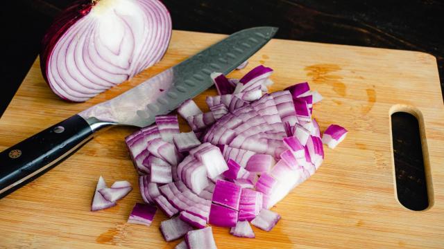 Una cebolla picada (Imagen de archivo)