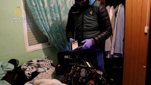 Agentes de la Guardia Civil han detenido a cuatro personas por un presunto delito de pertenencia a organización criminal y contra los derechos de los ciudadanos extranjeros.