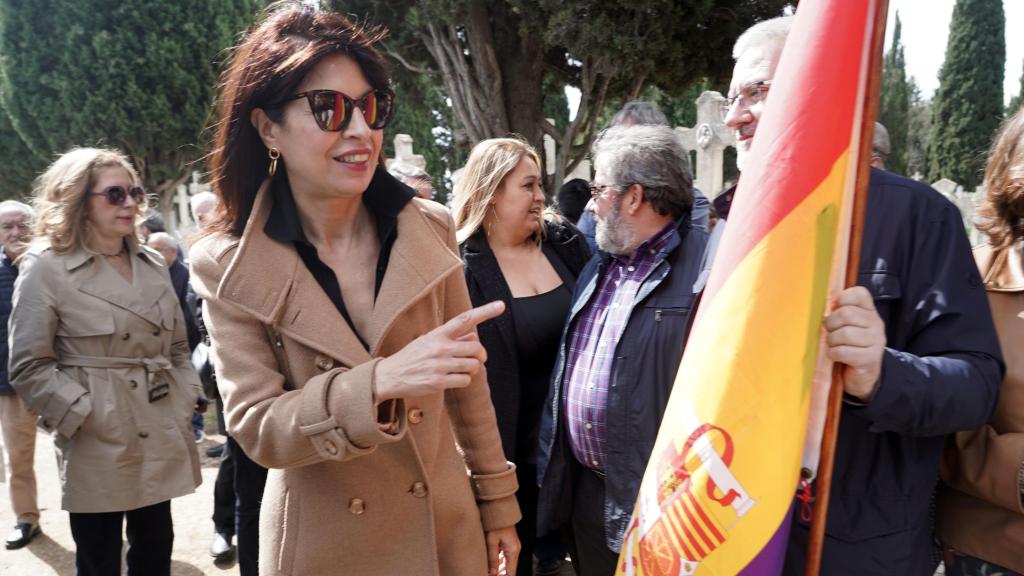 La ministra de Igualdad, Ana Redondo, durante el acto de conmemoración de la II República en el Cementerio de El Carmen de Valladolid, este lunes