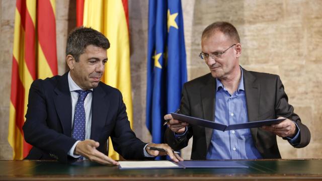 El presidente de la Generalitat, Carlos Mazón, y el consejero delegado de PowerCo, Andreas Rottmann. Efe / Biel Aliño