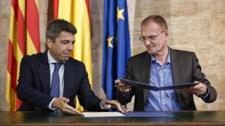 El presidente de la Generalitat, Carlos Mazón, y el consejero delegado de PowerCo, Andreas Rottmann. Efe / Biel Aliño