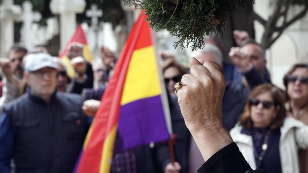 Imagen del acto de este lunes en el Cementerio de El Carmen