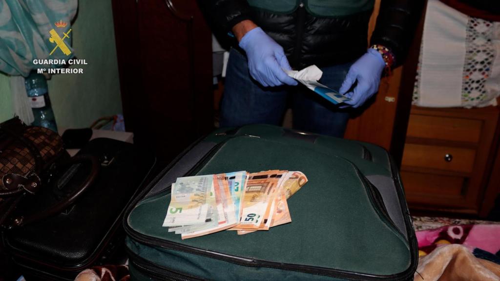 El dinero que podían pagar los inmigrantes por el viaje hasta España alcanzaba en ocasiones los 10.000 euros. En la imagen, agentes de la Policía Nacional registran la vivienda de uno de los líderes de la trama.