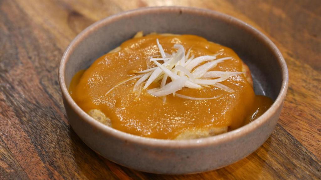 La Madrileña, una tortilla con cebolla y salsa de escabeche, que recupera el Fisgón.