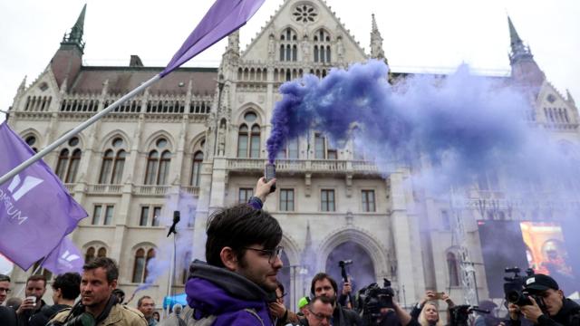 Manifestantes protestan frente al Parlamento húngaro durante la votación sobre enmiendas constitucionales dirigidas contra la comunidad LGTBI, en Budapest.