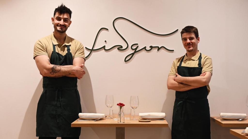 Los chefs Néstor López y Carlos Monge en su restaurante Fisgón.