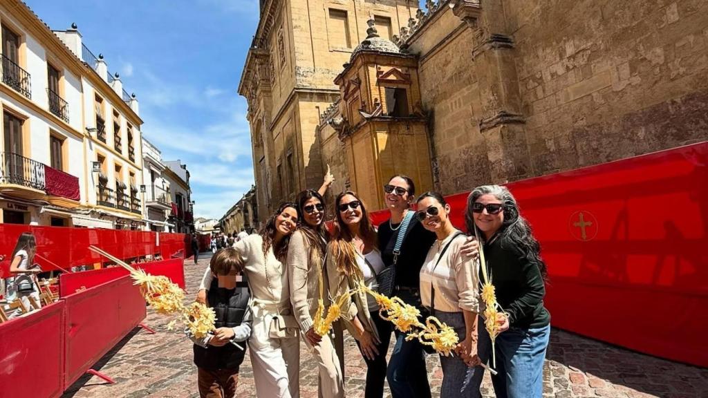 Eva Longoria junto a varios amigos y su hijo, Santiago Enrique, en la ciudad de Córdoba.