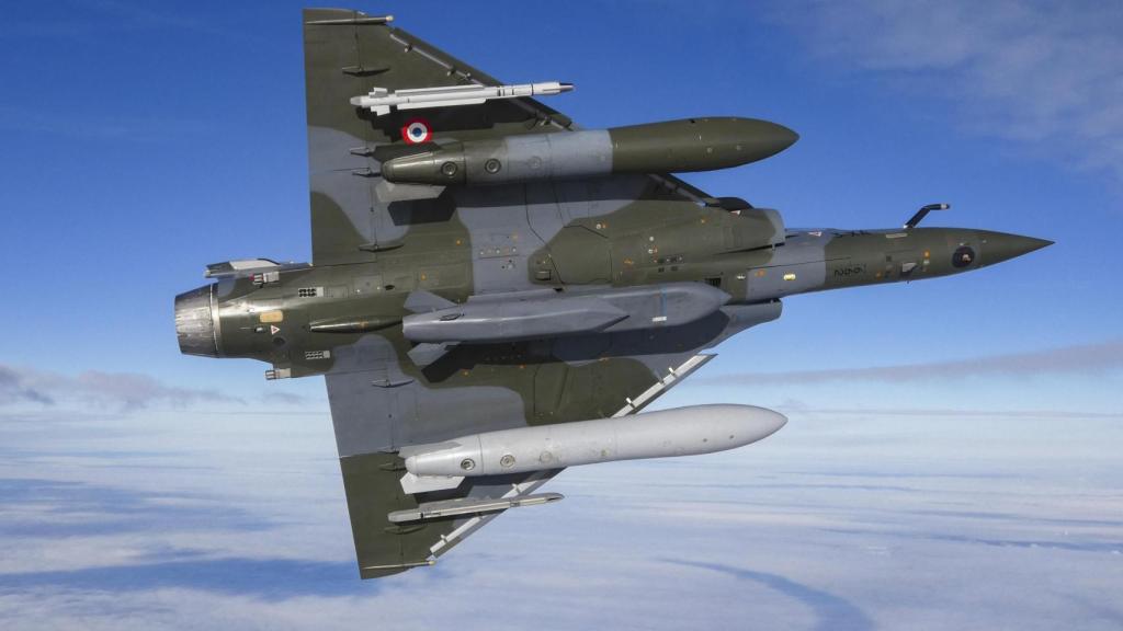 Vista inferior de un Mirage 2000 D RMV con toda la panoplia disponible