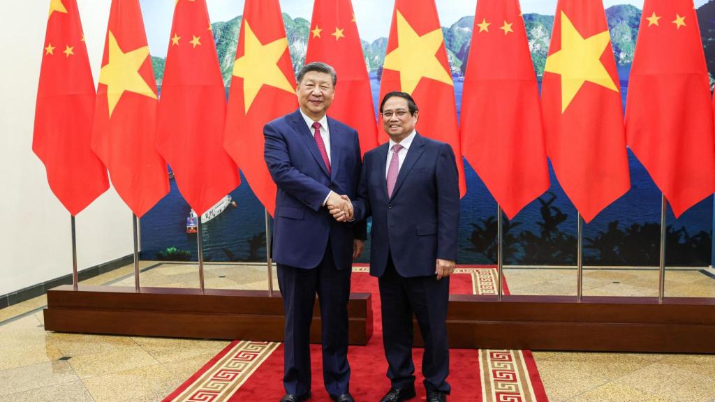 El primer ministro vietnamita, Pham Minh Chinh, a la derecha, y el presidente chino Xi Jinping se dan la mano en la Oficina del Comité Central del Partido en Hanoi, Vietnam, el lunes 14 de abril de 2025.