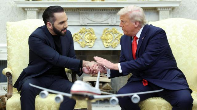 El presidente Donald Trump le da la mano al presidente de El Salvador, Nayib Bukele, en la Oficina Oval de la Casa Blanca en Washington, D.C., EE. UU., el 14 de abril de 2025.