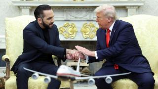 El presidente Donald Trump le da la mano al presidente de El Salvador, Nayib Bukele, en la Oficina Oval de la Casa Blanca en Washington, D.C., EE. UU., el 14 de abril de 2025.