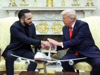 El presidente Donald Trump le da la mano al presidente de El Salvador, Nayib Bukele, en la Oficina Oval de la Casa Blanca en Washington, D.C., EE. UU., el 14 de abril de 2025.