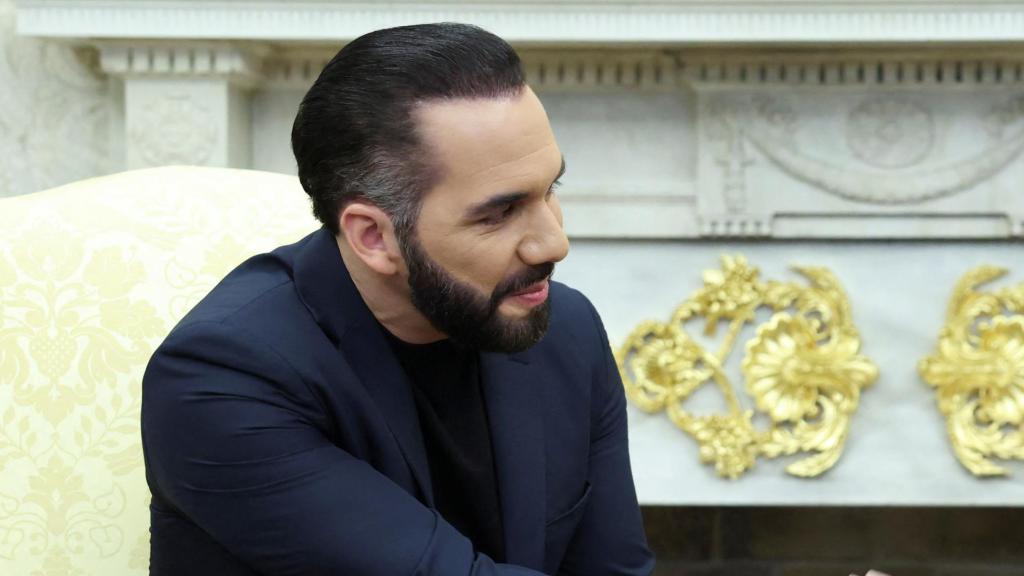 El presidente Donald Trump le da la mano al presidente de El Salvador, Nayib Bukele, en la Oficina Oval de la Casa Blanca en Washington, D.C., EE. UU., el 14 de abril de 2025.
