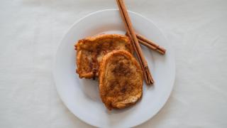 Ni aceite ni azúcar: la receta de torrijas baja en calorías que arrasa esta Semana Santa y puedes hacer en 15 minuto