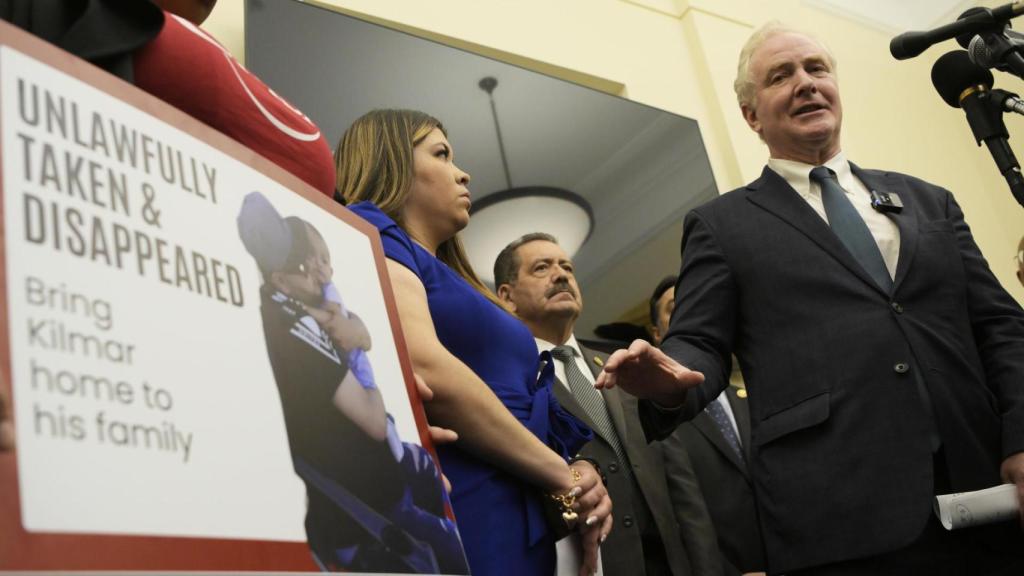 El senador por Maryland, el demócrata Chris Van Hollen (d), habla junto a Jennifer Vásquez (c), la esposa de Kilmer Ábrego García, el migrante salvadoreño enviado por error a la cárcel de máxima seguridad de El Salvador .