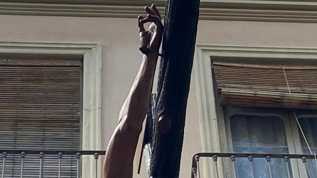 Un detalle del crucificado de Crucifixión.