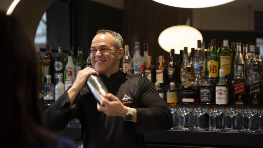 Iván Talens, referente de la mixología valenciana, en la inauguración de La Oficina. EE