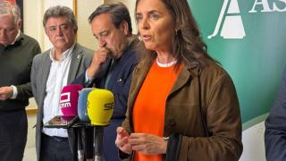 Carmen Fúnez atendiendo a los medios.