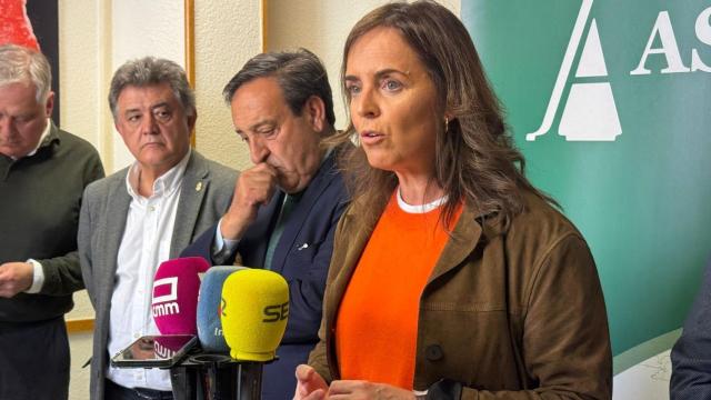 Carmen Fúnez atendiendo a los medios.