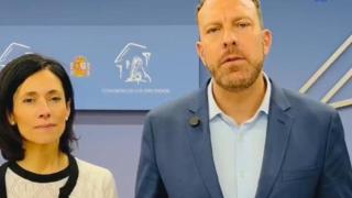 El diputado del PP y portavoz de la Comisión de Transportes y Movilidad Sostenible, Héctor Palencia, junto a su compañera Patricia Rodríguez