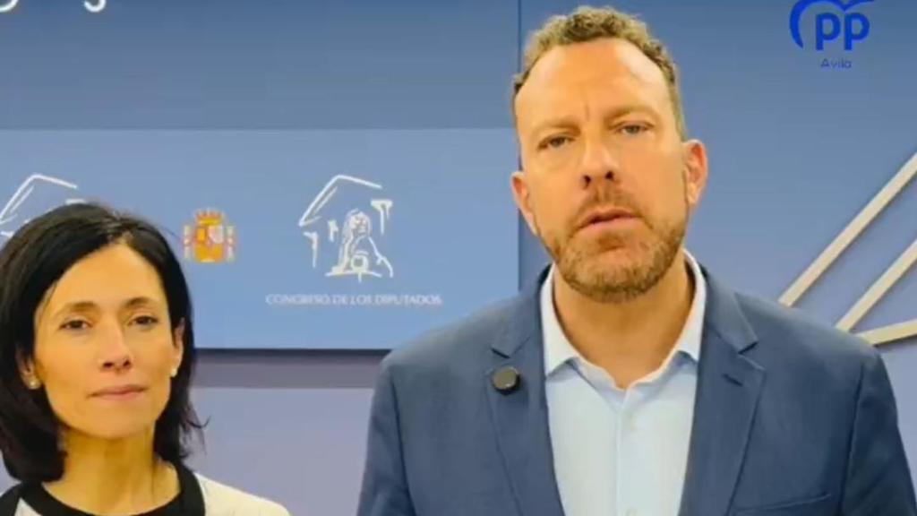 El diputado del PP y portavoz de la Comisión de Transportes y Movilidad Sostenible, Héctor Palencia, junto a su compañera Patricia Rodríguez